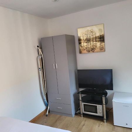 Midway Hotel Watford  Bagian luar foto