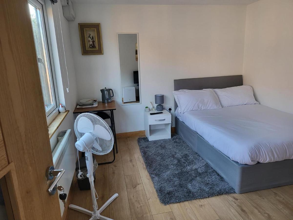 Midway Hotel Watford  Bagian luar foto