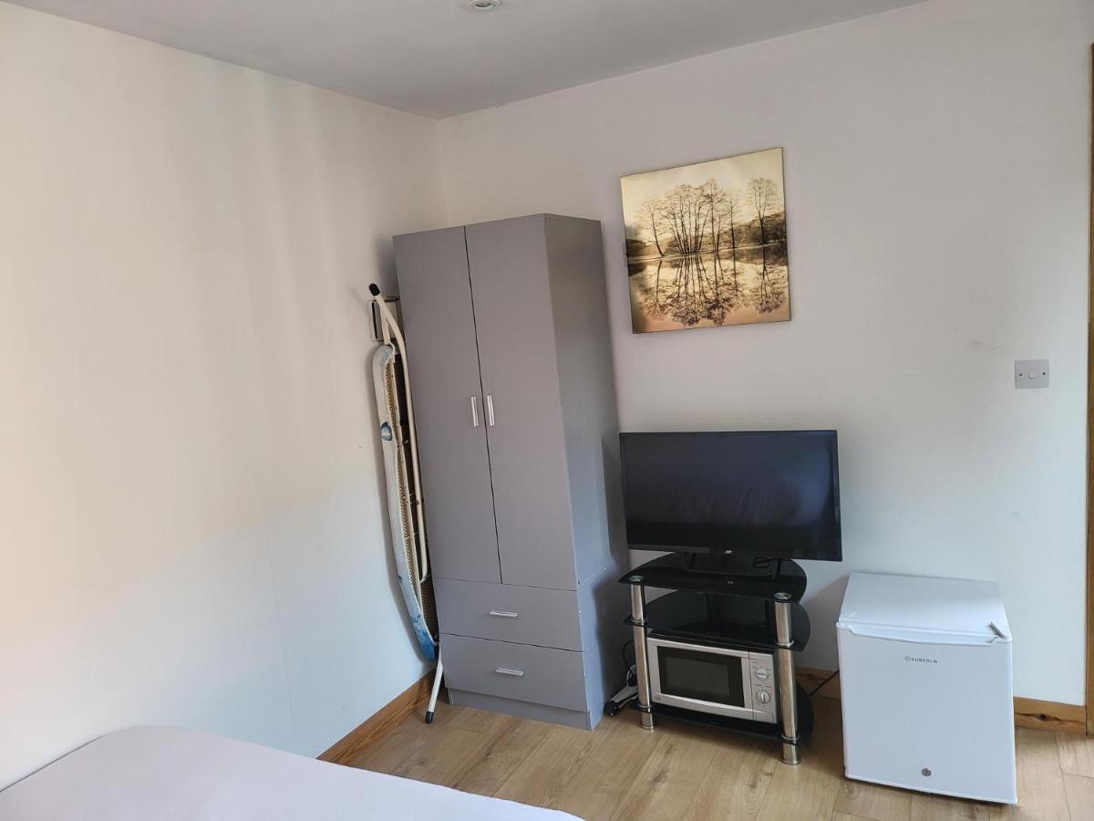 Midway Hotel Watford  Bagian luar foto