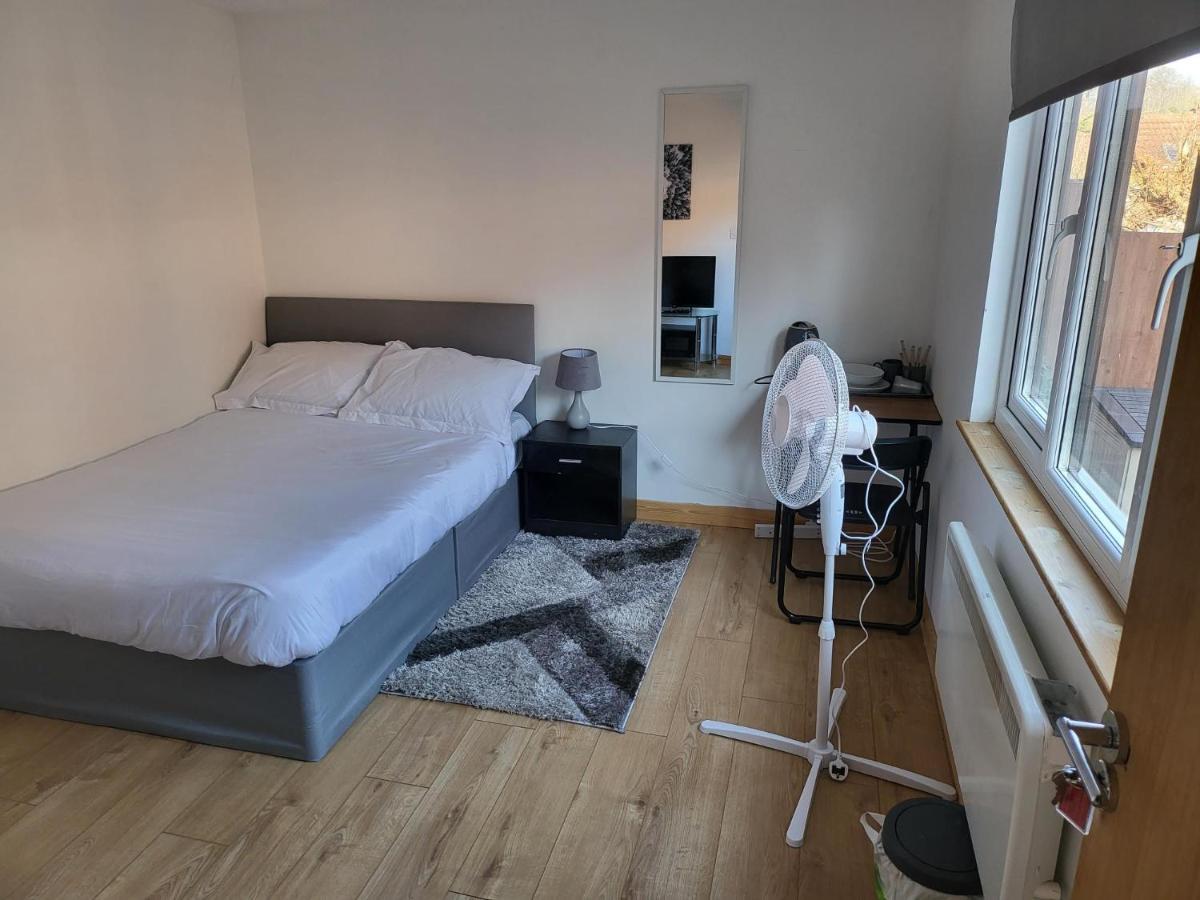 Midway Hotel Watford  Bagian luar foto
